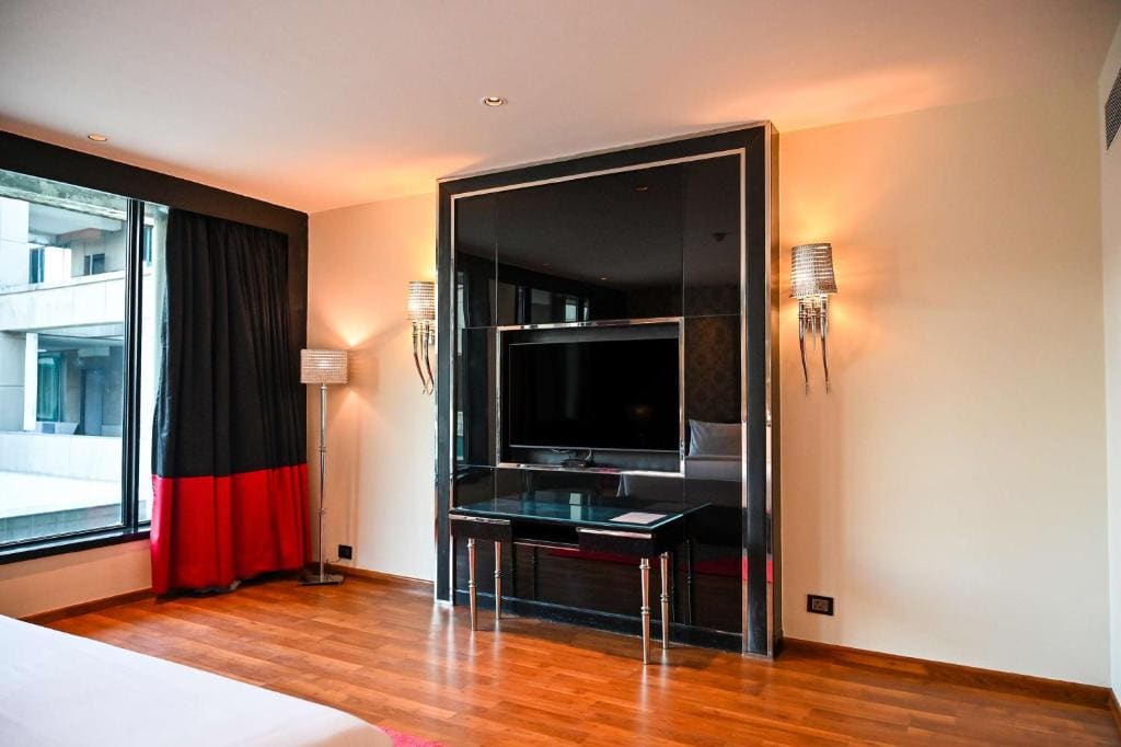 Junior Suite Room with Bathtub-Buy 1 get 1 @ORO and INR 1000 Credit Voucher room - Image 3