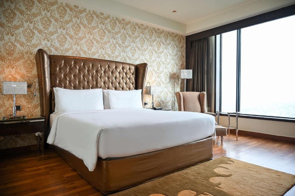 Business class Room with Bath tub - Buy 1 Get 1 @ORO & 15% discount on hotel services room - Image 1