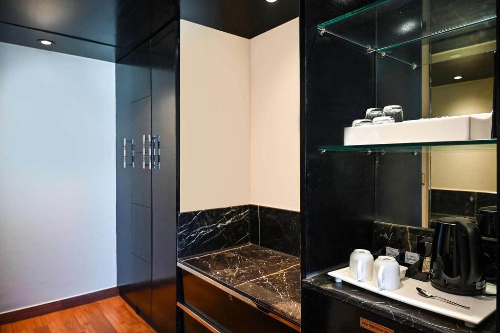 Executive suite-Buy 1 get 1 @ORO, INR 1000 credit with flexible Check-in – Check-out & comp airport drop room - Image 3