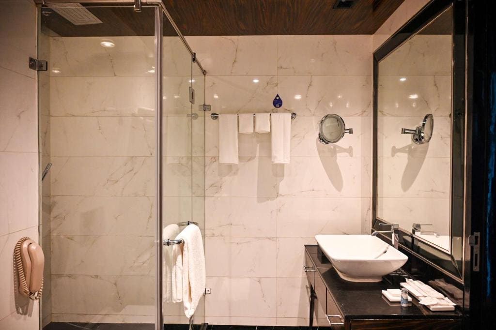 Business class Room with Bath tub - Buy 1 Get 1 @ORO & 15% discount on hotel services room - Image 2