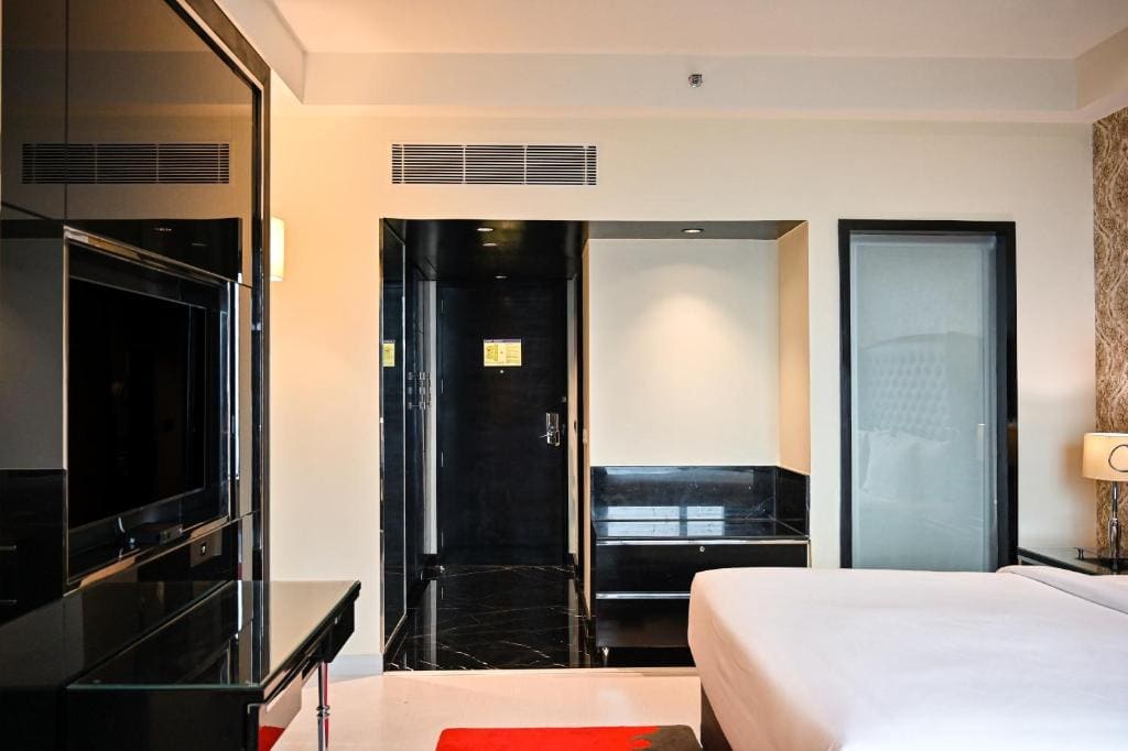 Executive suite-Buy 1 get 1 @ORO, INR 1000 credit with flexible Check-in – Check-out & comp airport drop room - Image 1