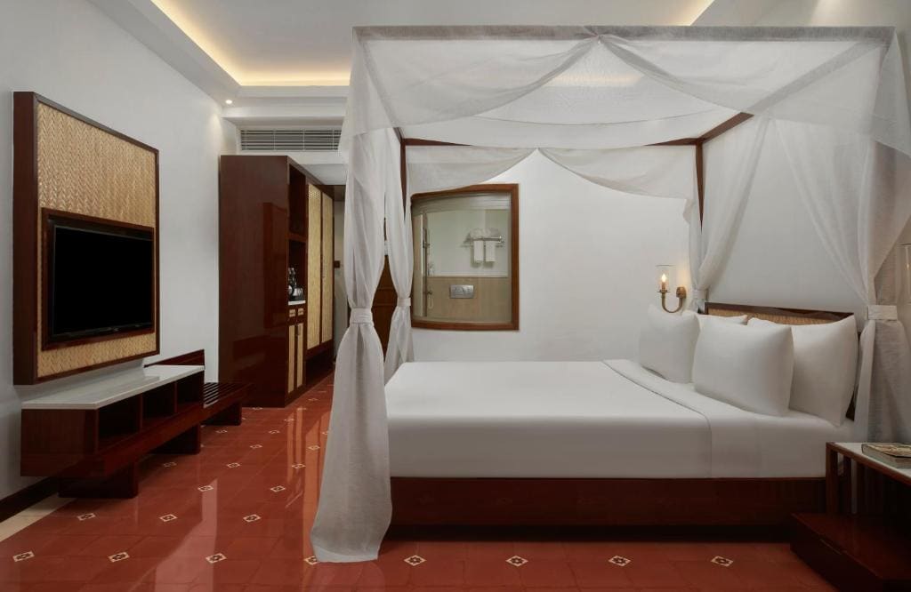 Luxury suite with Balcony & Living room - 10% Discount of Food & Soft Beverages and SPA, 1 Goan Wine Bottle room - Image 3