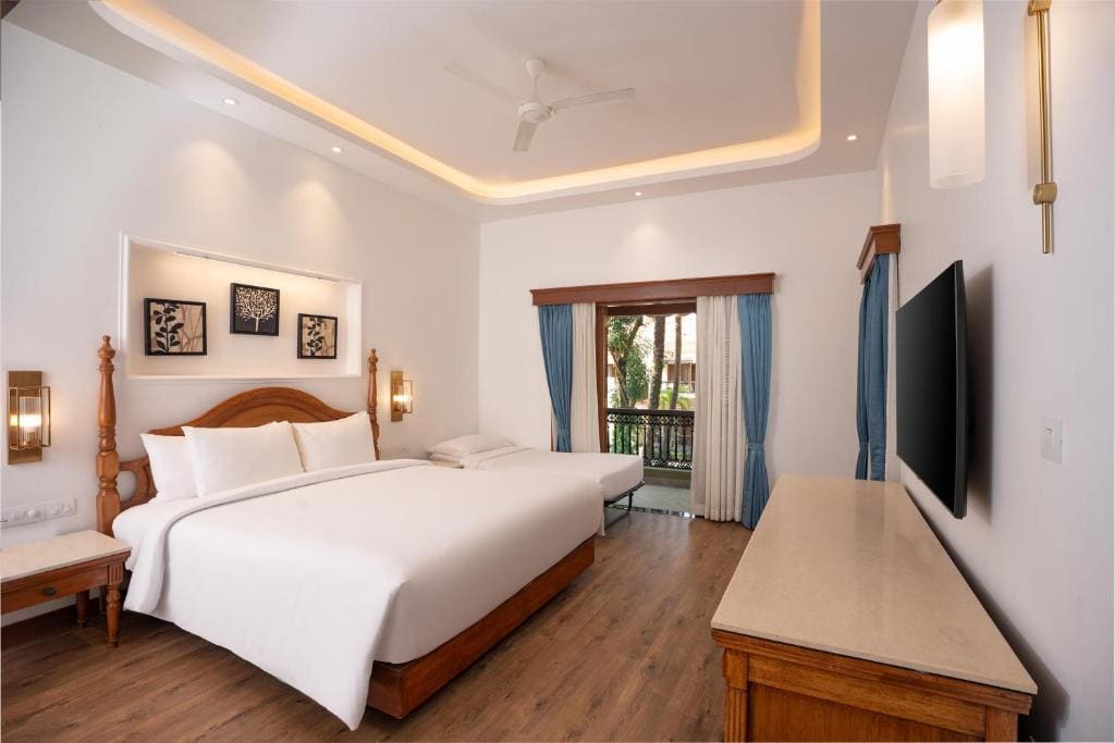 Radisson Suite with Balcony, Bathtub, Living room & Garden view - 10% Discount of Food & Beverages and SPA, 1 Goan Wine Bottle room - Image 3