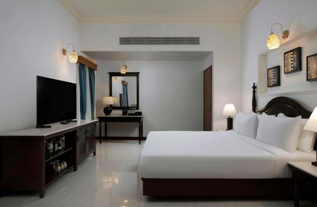 Radisson Suite with Balcony, Bathtub, Living room & Garden view - 10% Discount of Food & Beverages and SPA, 1 Goan Wine Bottle room - Image 2