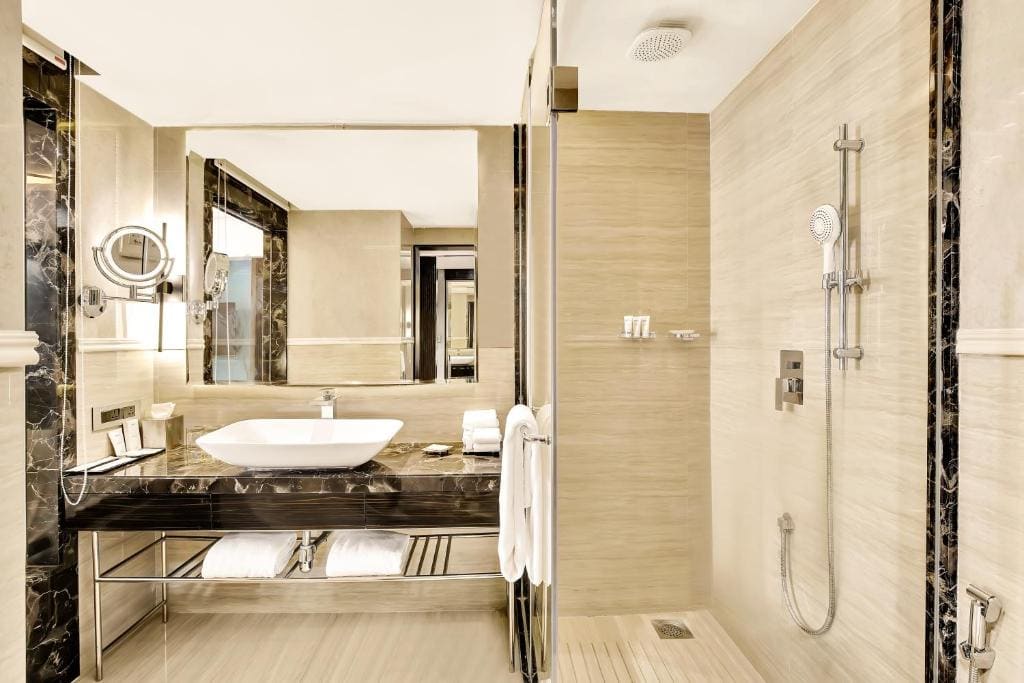 Junior Suite Pool View and Balcony - Food credit of INR 1000 once per stay, 20% discount on Food & Beverage, Spa & Laundry+ flexible Check-in & Check-out room - Image 2