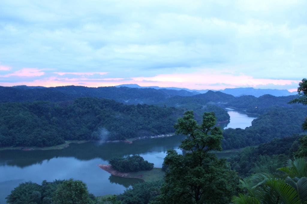 Deluxe lake view room - Image 1