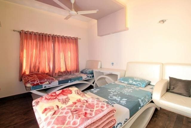 Deluxe Twin Room room - Image 2