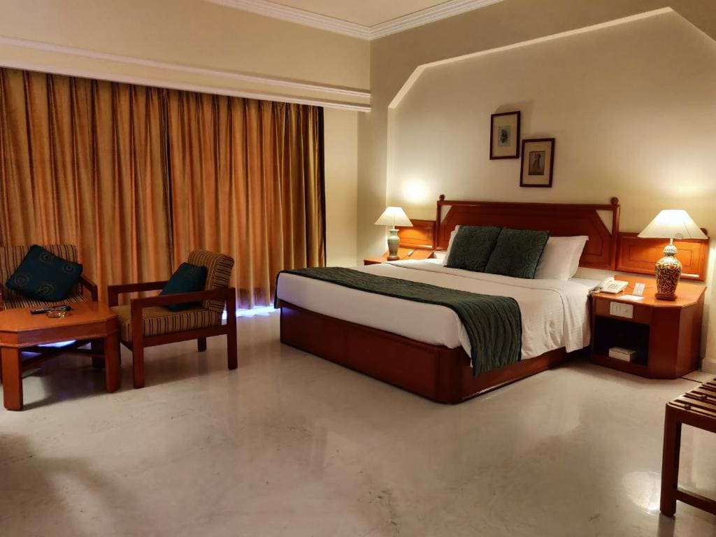 Queen Room with Balcony: 10% off on Spa, 5% off on two way Airport Transfer room - Image 3