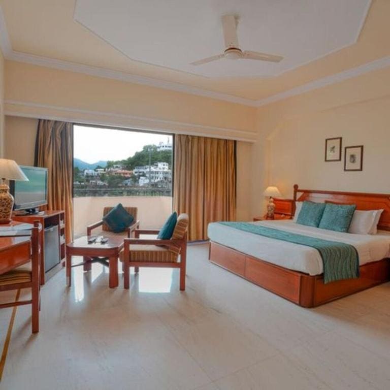 Queen Room with Balcony: 10% off on Spa, 5% off on two way Airport Transfer room - Image 2