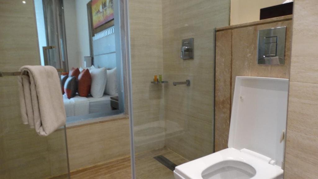 Executive Twin Room - Non-Smoking with 15 % OFF ON FOOD & Soft beverages/15% off on Laundry services//1+1 happy hours at Kokkinos from 6-8 pm on IMFL drinks// INR 500 SPA discount room - Image 3