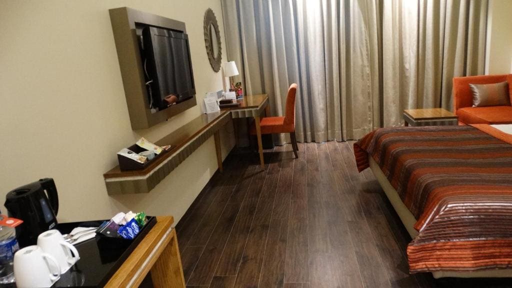 Executive Queen Room - Non-Smoking with 15 % OFF ON FOOD & Soft beverages/15% off on Laundry services//1+1 happy hours at Kokkinos from 6-8 pm on IMFL drinks// INR 500 SPA discount room - Image 2