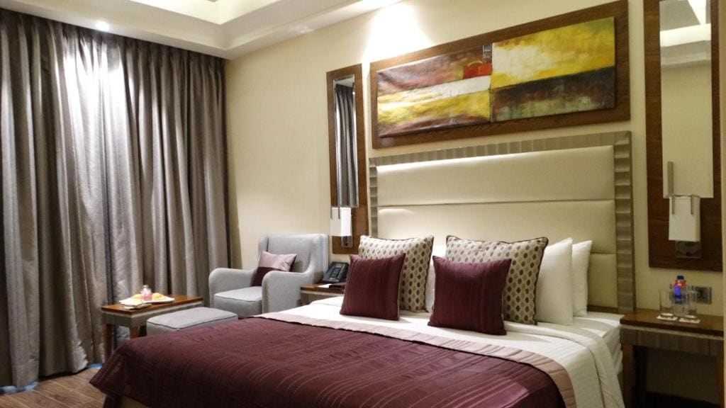Club Queen Room - Non-Smoking with 15 % OFF ON FOOD & Soft beverages/15% off on Laundry services//1+1 happy hours at Kokkinos from 6-8 pm on IMFL drinks// INR 500 SPA discount room - Image 1