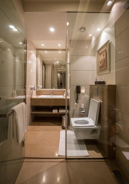 Executive Queen Room - Non-Smoking with 15 % OFF ON FOOD & Soft beverages/15% off on Laundry services//1+1 happy hours at Kokkinos from 6-8 pm on IMFL drinks// INR 500 SPA discount room - Image 3