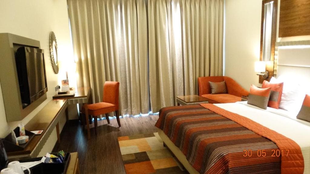 Premium Queen Room - Non-Smoking with 15 % OFF ON FOOD & Soft beverages/15% off on Laundry services//1+1 happy hours at Kokkinos from 6-8 pm on IMFL drinks// INR 500 SPA discount room - Image 2