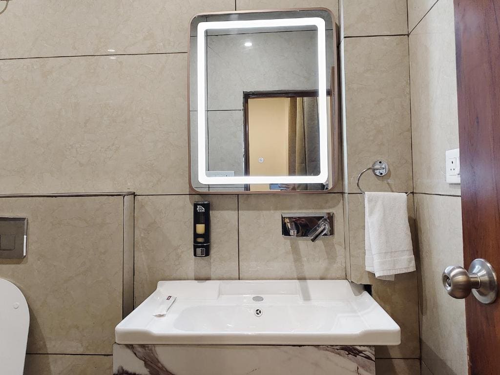 Deluxe Double Room with Shower room - Image 3