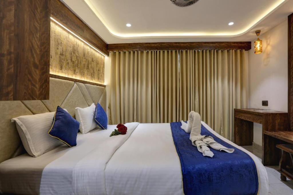 Deluxe King Room room - Image 2