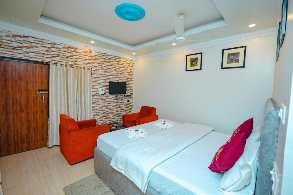 Deluxe Double Room with Balcony room - Image 2