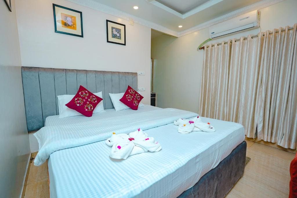Deluxe Double Room with Balcony room - Image 3