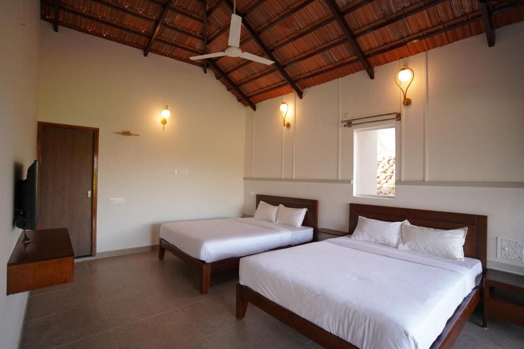 Suite with Pool View room - Image 3