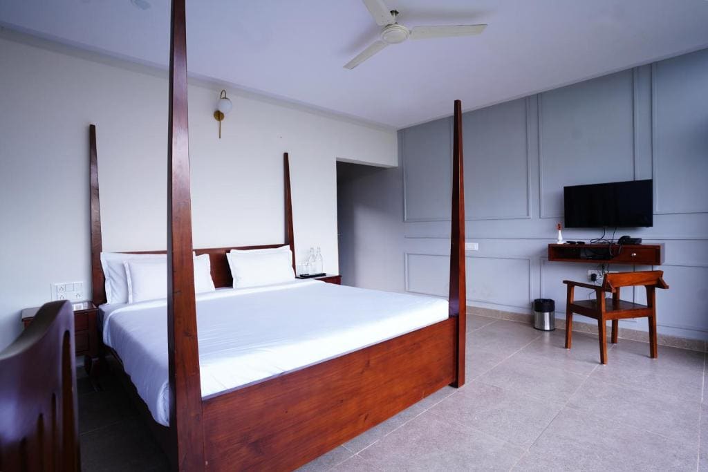 King Suite with Pool View room - Image 3
