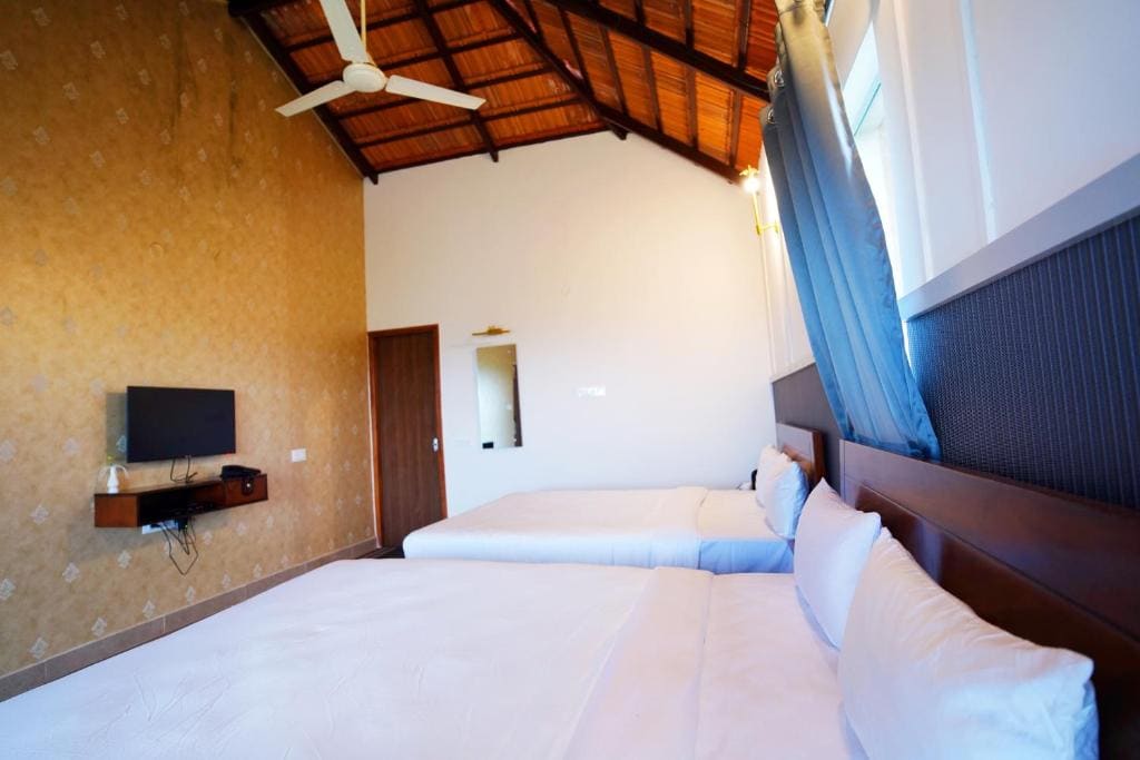Suite with Pool View room - Image 2
