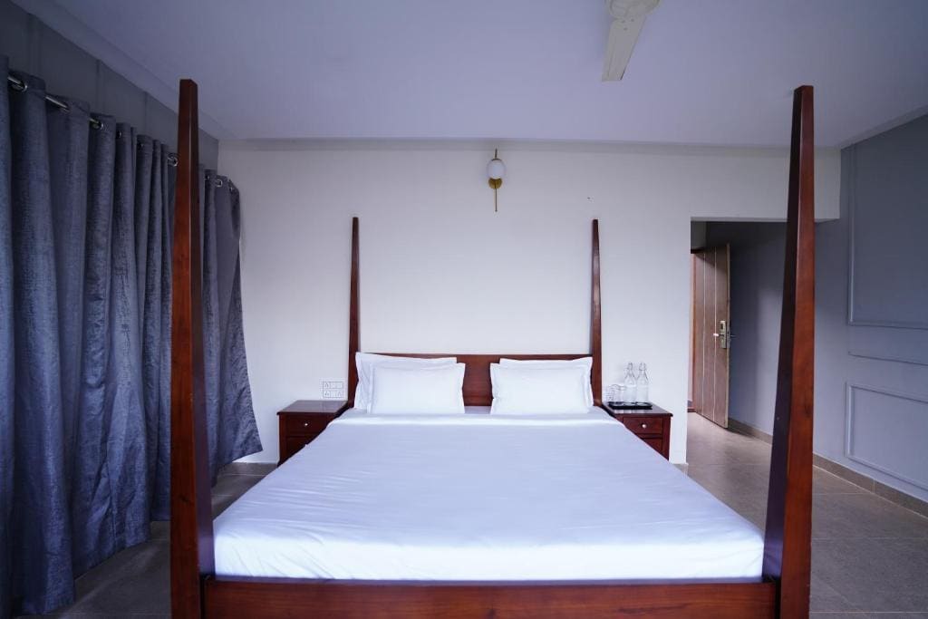 King Suite with Pool View room - Image 1