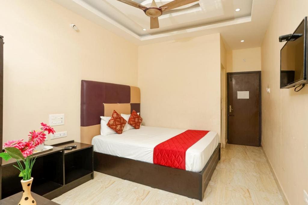 Deluxe Double Room (2 Adults + 1 Child) room - Image 2