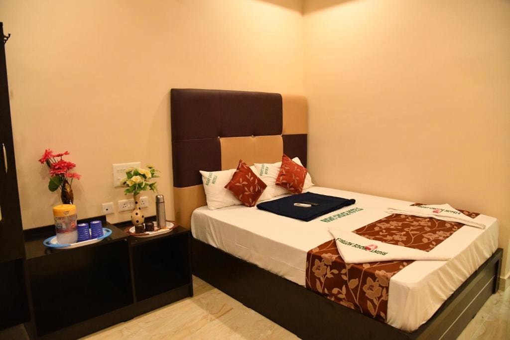 Deluxe Double Room (2 Adults + 1 Child) room - Image 1