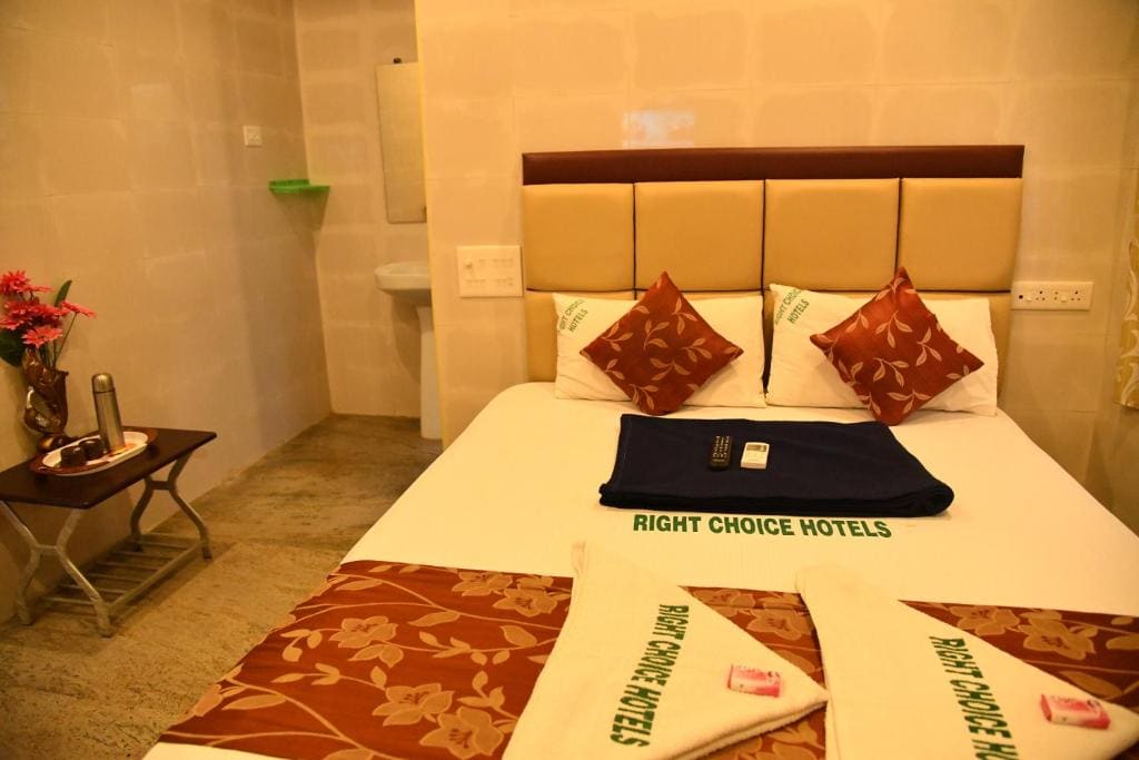 Deluxe Double Room (2 Adults + 1 Child) room - Image 3