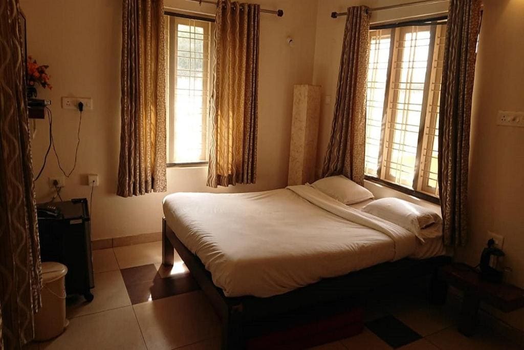 Double Room with Lake View room - Image 3