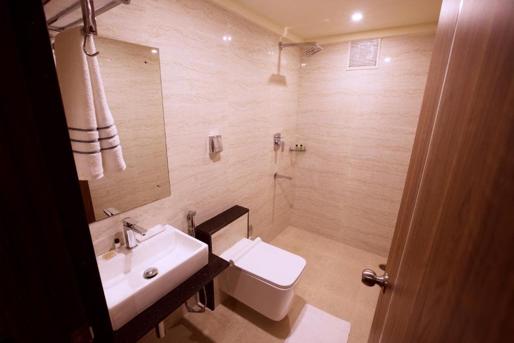 Deluxe Queen Room room - Image 3