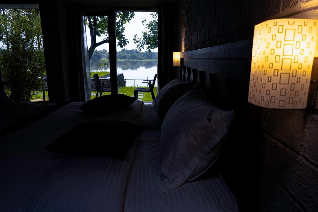 Deluxe Double Room with Balcony room - Image 3