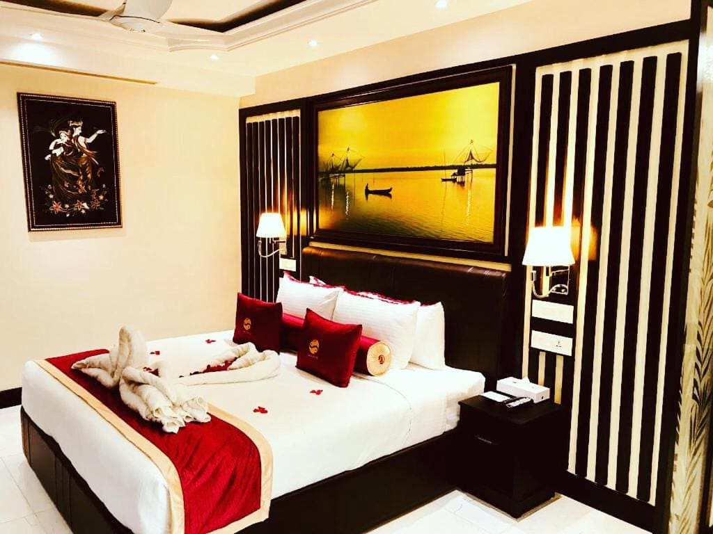 Deluxe King Suite room - Image 3