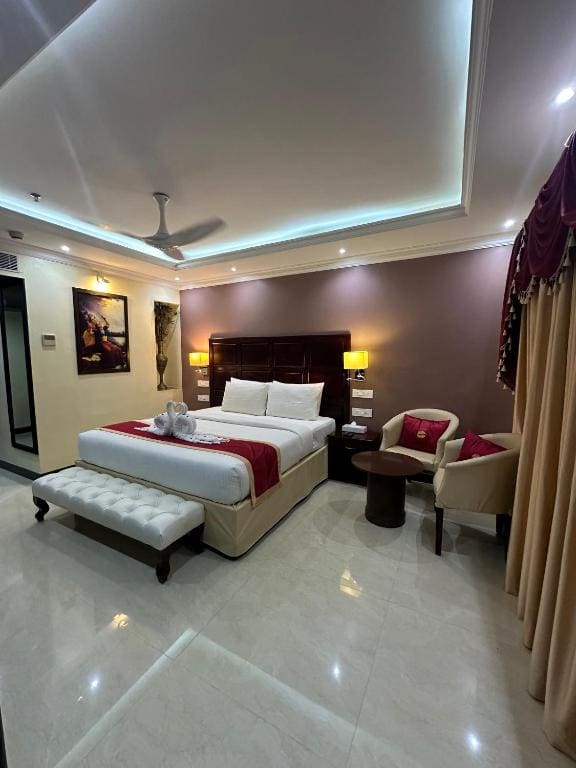 Deluxe King Suite room - Image 2