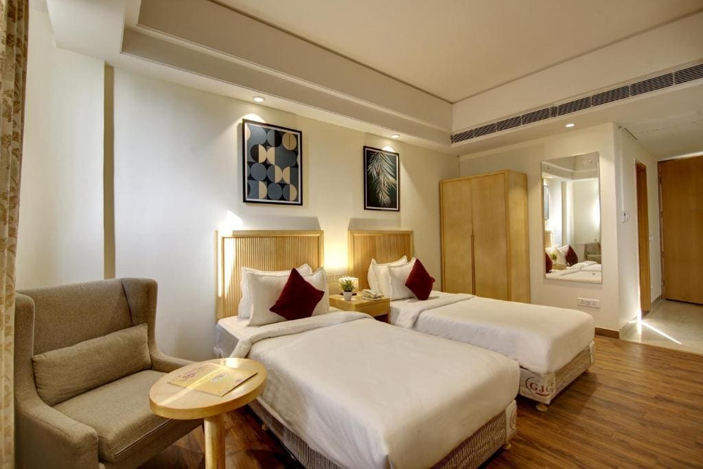Superior King Suite with City View room - Image 2