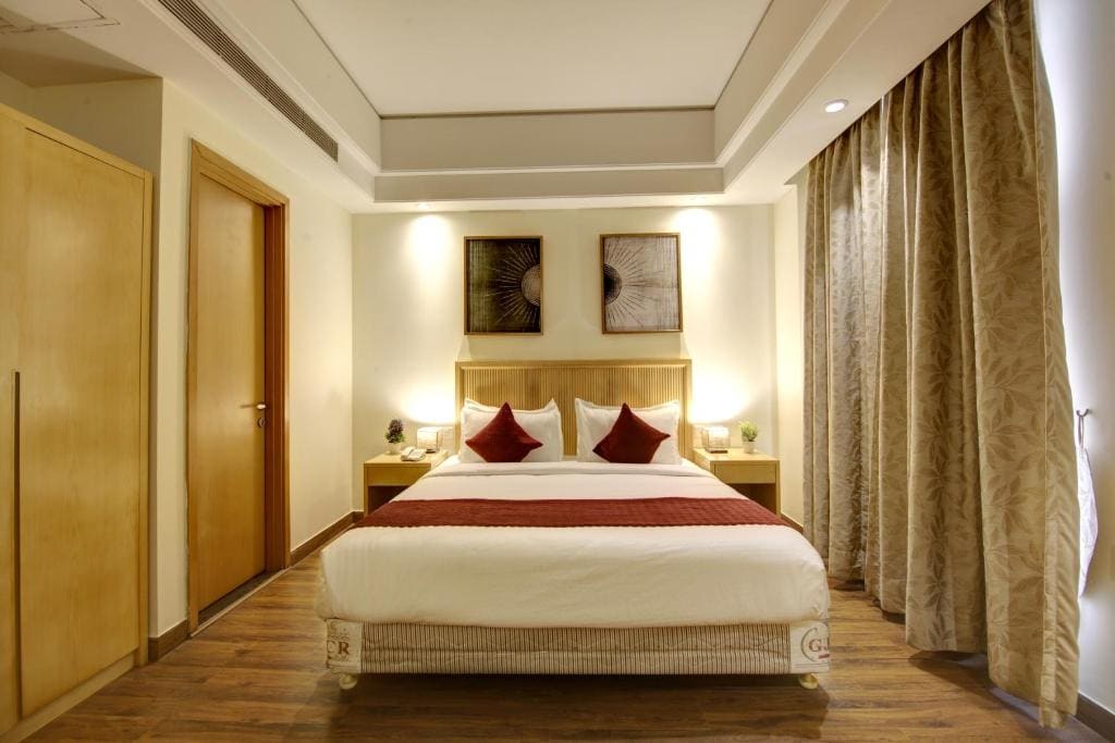 Superior King Suite with City View room - Image 3