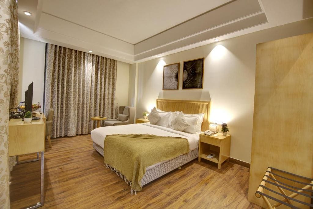 Superior King Suite with City View room - Image 1
