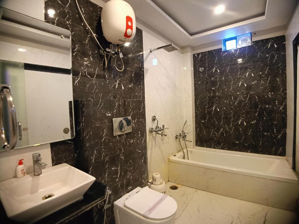 Executive Room with Side Sea View room - Image 3
