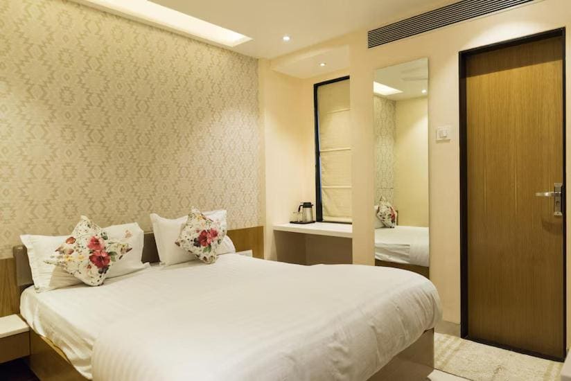 Superior Deluxe Double or Twin Room room - Image 3