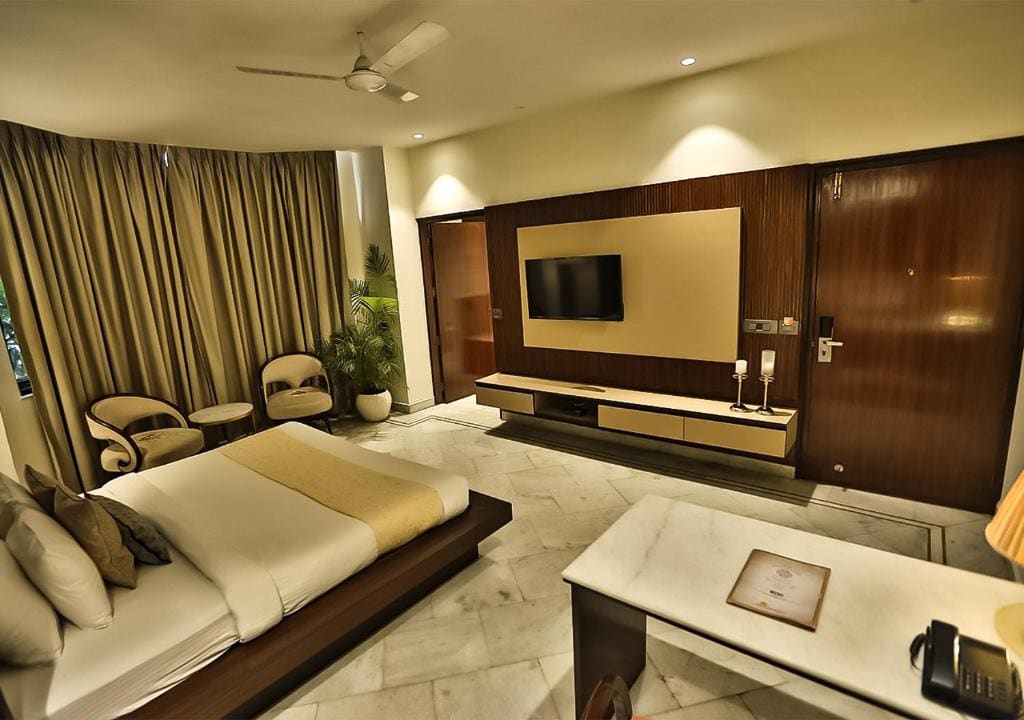 Deluxe Room with Bath Tub, INR 500 OFF on Airport Transfer and Spa Session room - Image 2