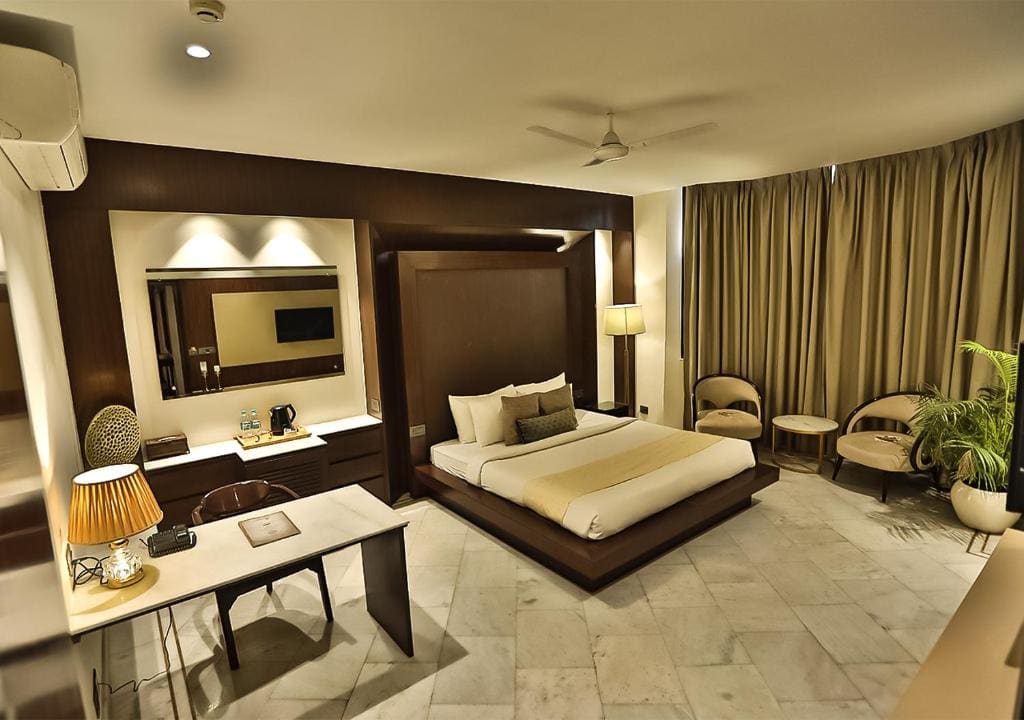 Deluxe Room with Bath Tub, INR 500 OFF on Airport Transfer and Spa Session room - Image 1