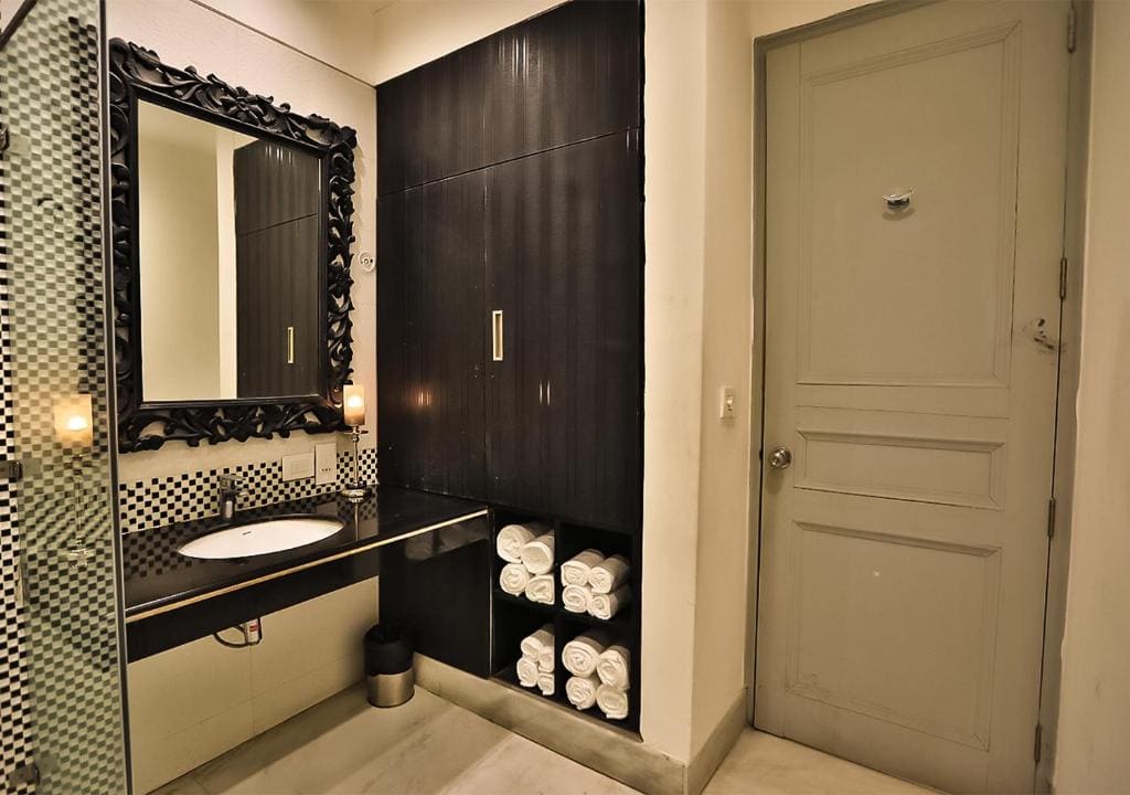 Deluxe Room, INR 500 OFF on Airport Transfer and Spa Session room - Image 3