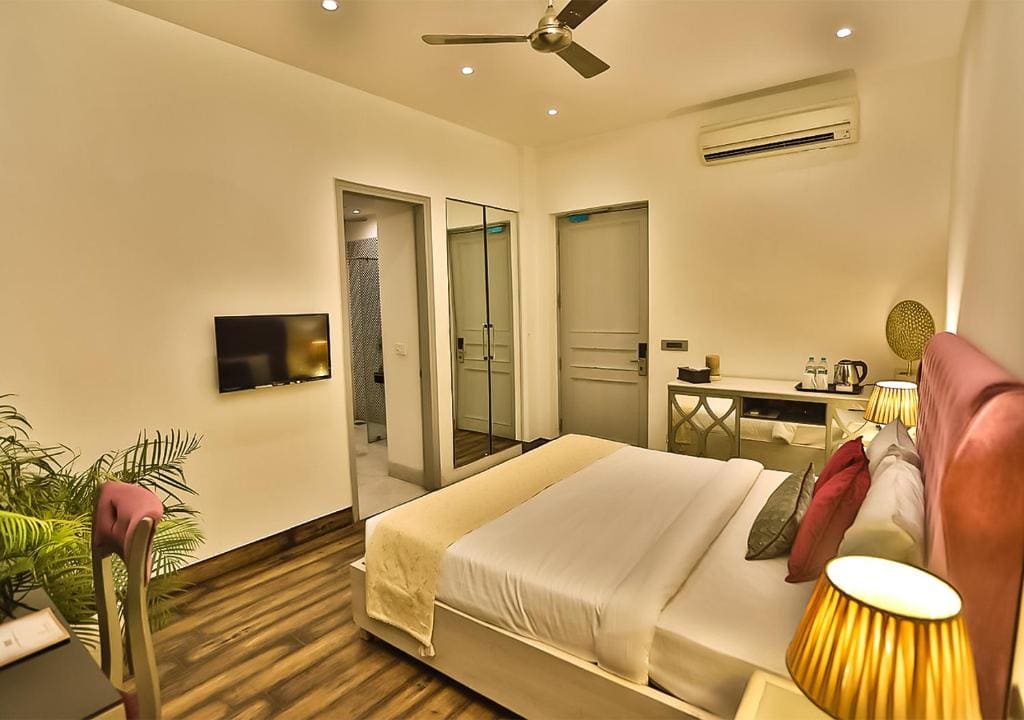 Deluxe Room, INR 500 OFF on Airport Transfer and Spa Session room - Image 1