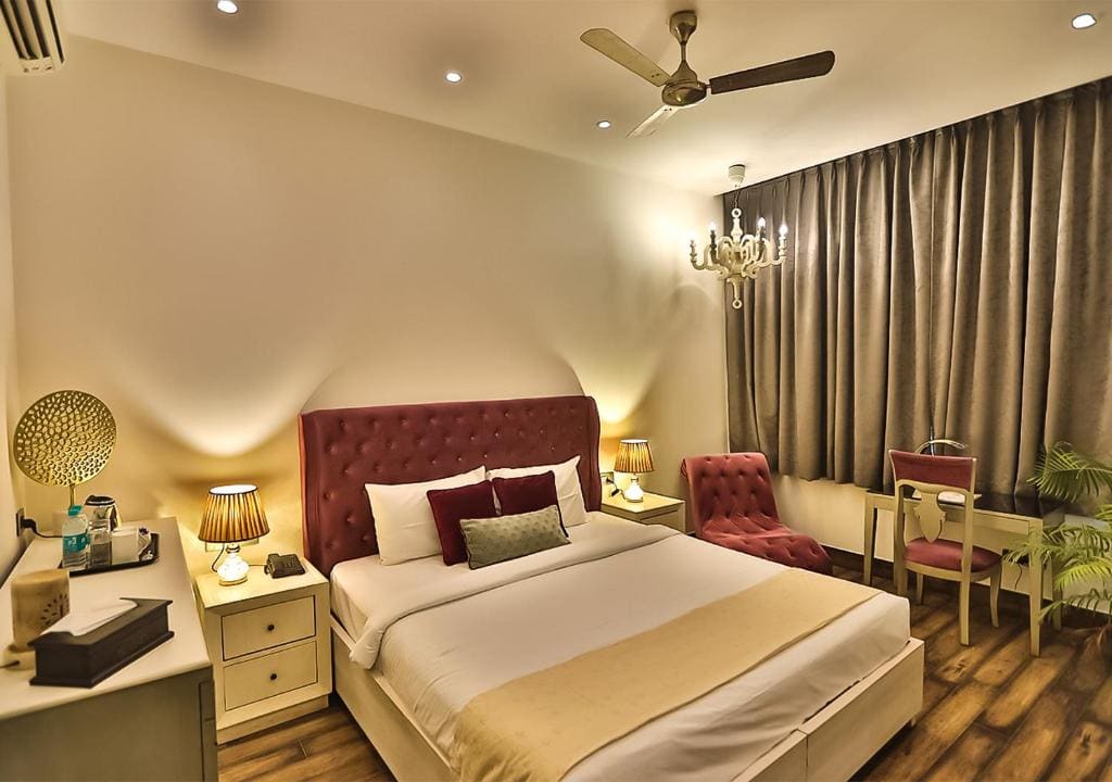 Deluxe Room, INR 500 OFF on Airport Transfer and Spa Session room - Image 2