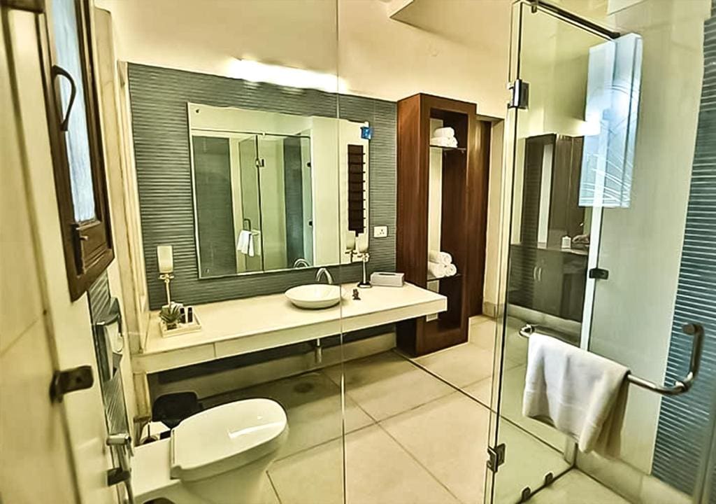 Suite, INR 500 OFF on Airport Transfer and Spa Session room - Image 3