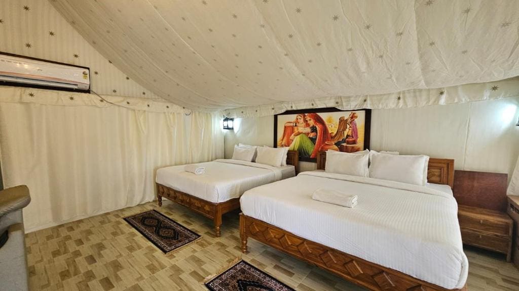 Large tent Cottage room - Image 3