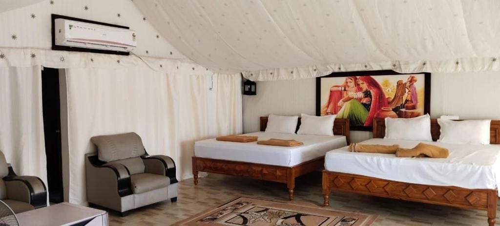 Large tent Cottage room - Image 1