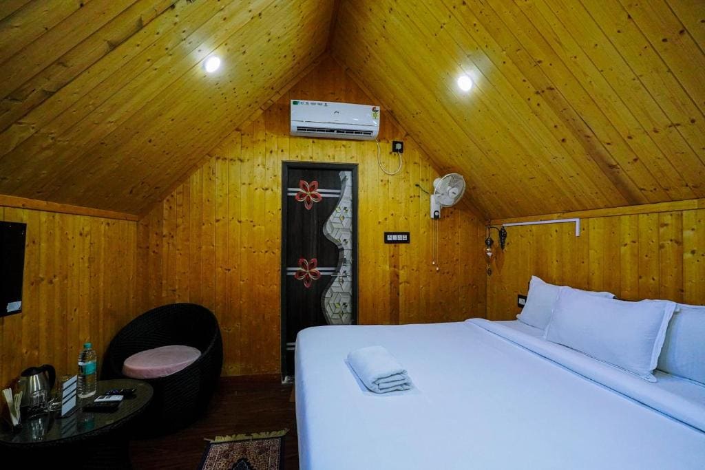 Wooden Cottage room - Image 2