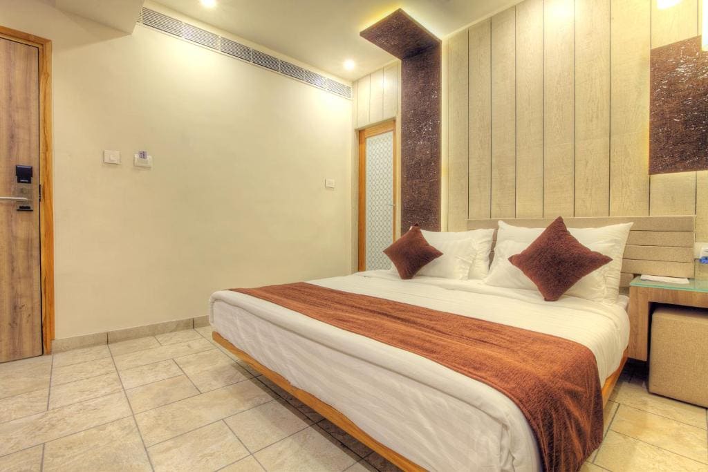Deluxe King Room room - Image 3