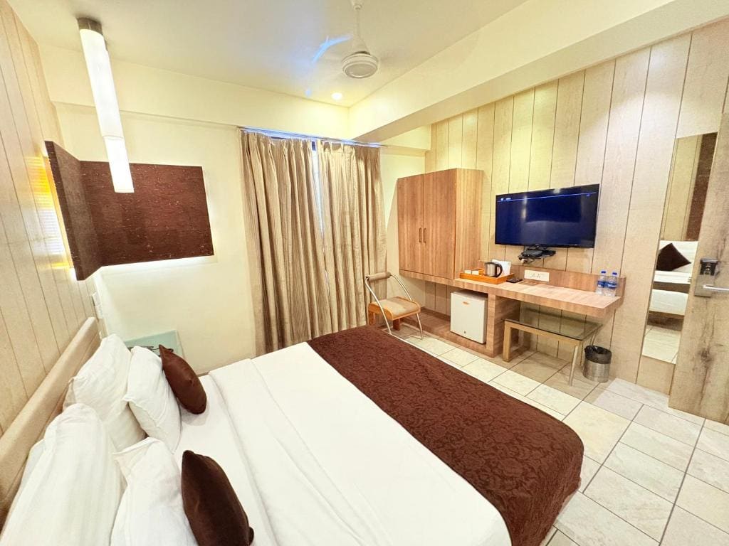 Deluxe King Room room - Image 2